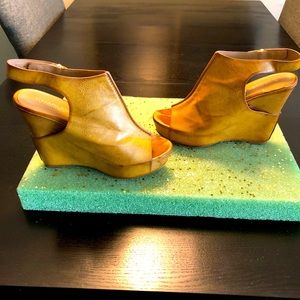 Charles David / Peep Toe Wedge Platform / Size 10